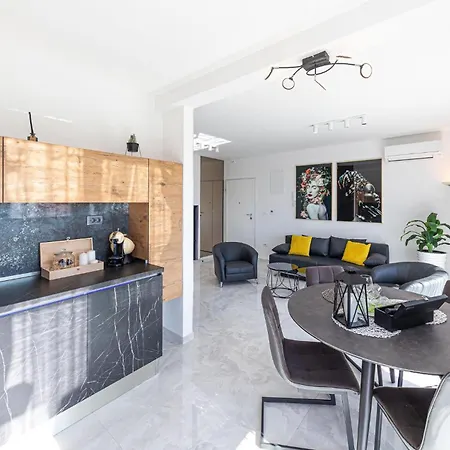 2 Bedroom Cozy In Seget Donji Apartment Trogir
