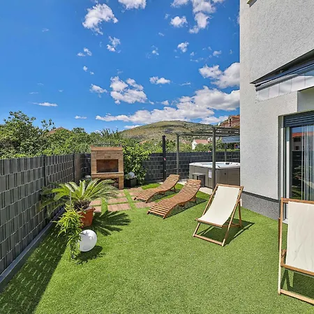 2 Bedroom Cozy In Seget Donji Apartment Trogir