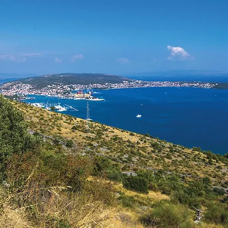 2 Bedroom Cozy In Seget Donji Apartment Trogir
