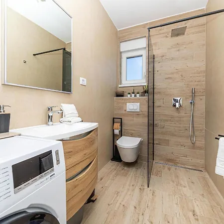2 Bedroom Cozy In Seget Donji Apartment *