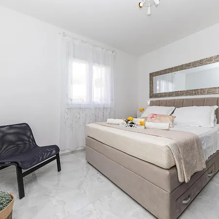 2 Bedroom Cozy In Seget Donji Apartment