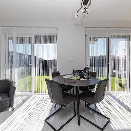 2 Bedroom Cozy In Seget Donji Apartment Trogir