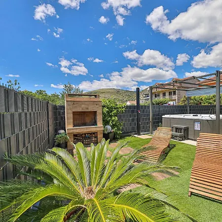 2 Bedroom Cozy In Seget Donji *