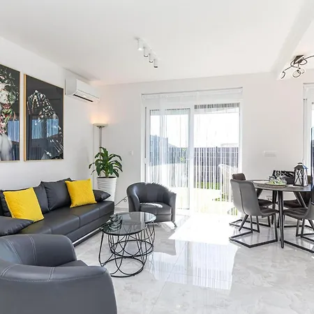 2 Bedroom Cozy In Seget Donji *