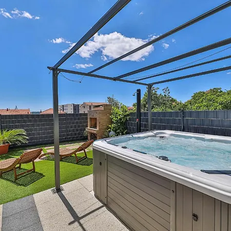 Apartment 2 Bedroom Cozy In Seget Donji Trogir